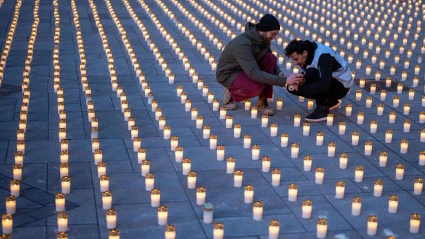 FOTOTERMIN CARITAS "3 JAHRE KRIEG. LICHTERMEER FÜR DIE KINDER IN DER UKRAINE" AM STEPHANSPLATZ IN WIEN =