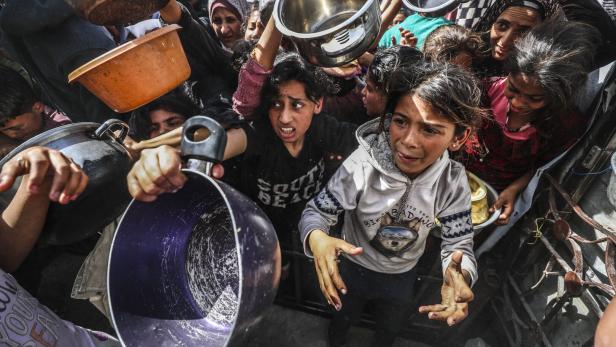 Palästinenserinnen in Gaza-Stadt bei einer Essensausgabe am 3. April 